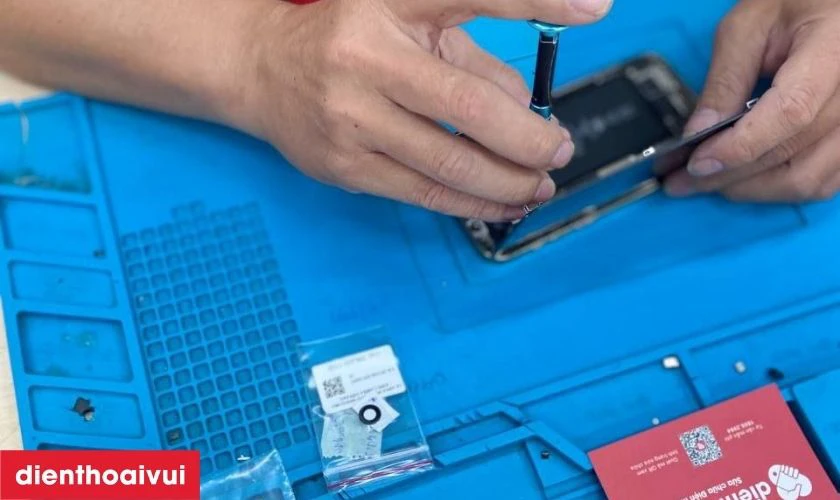 Kỹ thuật vi&ecirc;n kiểm tra t&igrave;nh trạng iPhone 15 Pro Max 1TB