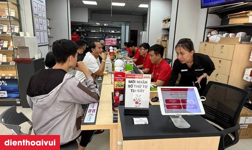 Quy trình thay main iPhone 8 64GB chuyên nghiệp lấy liền tại Điện Thoại Vui