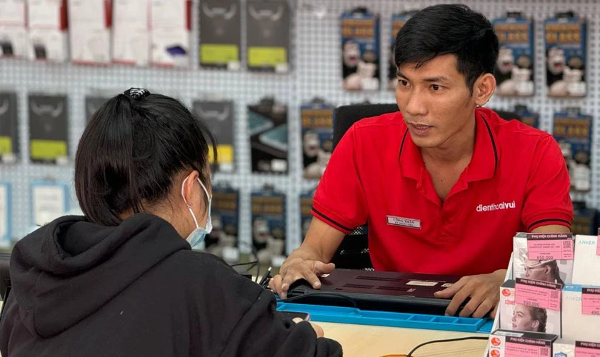 Đội ngũ kỹ thuật viên giàu kinh nghiệm tại Điện Thoại Vui Cầu Giấy