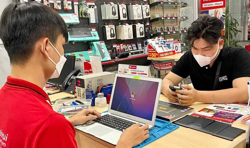 Hình 3: Kỹ thuật viên chi nhánh Thanh Xuân kiểm tra laptop khách hàng 