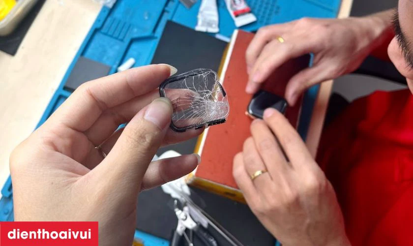 Quy trình thay màn hình Apple Watch Series 2 chính hãng GENA chuyên nghiệp lấy liền tại Điện Thoại Vui