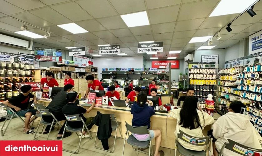 Kh&aacute;ch h&agrave;ng kiểm tra lại m&aacute;y sau sửa chữa