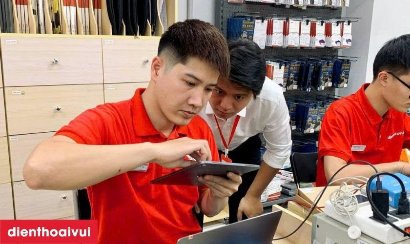 Nhân viên sẽ lắng nghe tình trạng và hướng dẫn đến quầy sửa chữa
