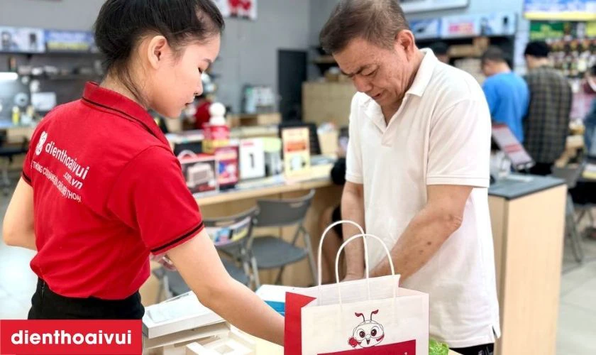 Nhân viên sẽ gửi máy tới tay khách hàng để kiểm tra