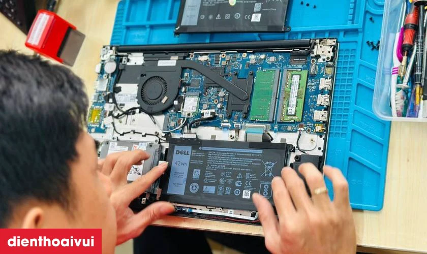 Quy trình thay màn hình Dell Inspiron 13 5378 chuyên nghiệp tại Điện Thoại Vui