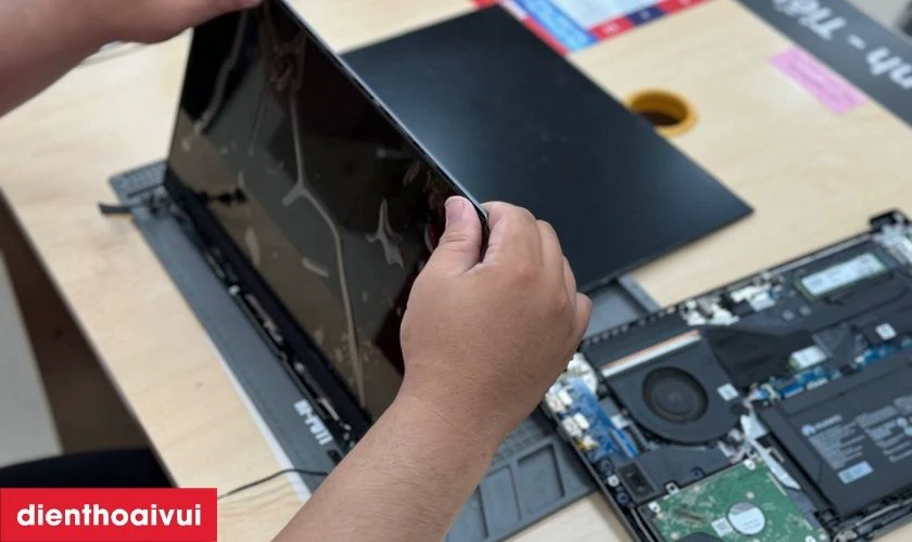 Quy trình thay màn hình Dell Latitude 13 7360 chuyên nghiệp tại Điện Thoại Vui