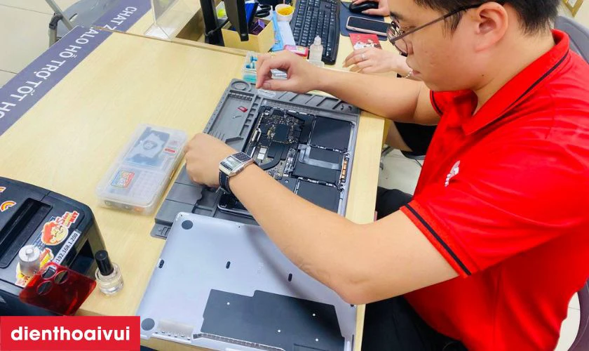 Sau khi thay, kỹ thuật viên kiểm tra kỹ màn hình và các chức năng khác