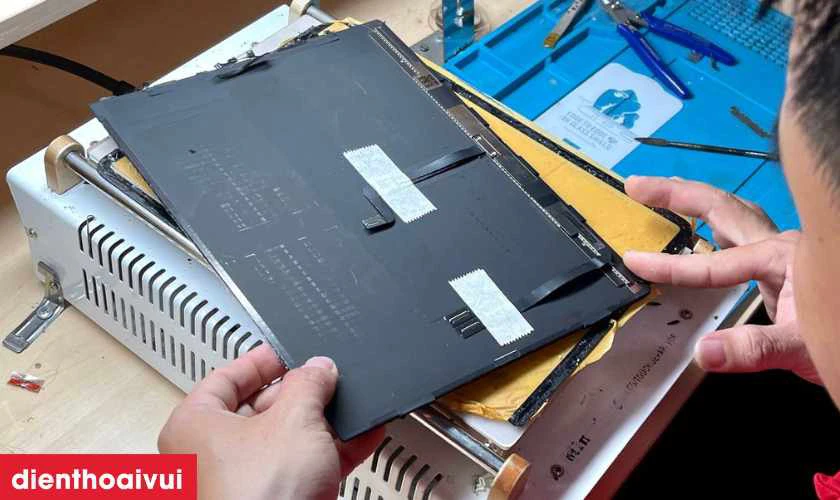 Chọn trung tâm uy tín có kỹ thuật viên chuyên thay màn hình iPad chính hãng