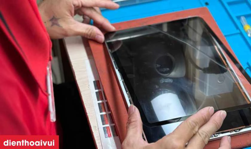 Bàn giao lại máy kèm phiếu bảo hành