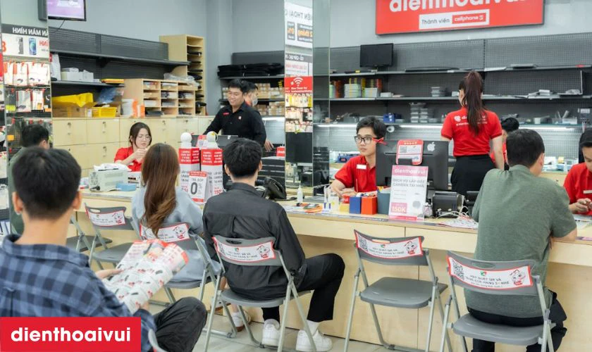 Thiết bị được giao lại cho khách, kèm theo hóa đơn và phiếu bảo hành rõ ràng
