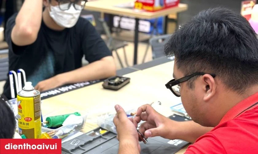Kỹ thuật viên đánh giá mức độ hư hỏng màn hình và đề xuất thay màn hình