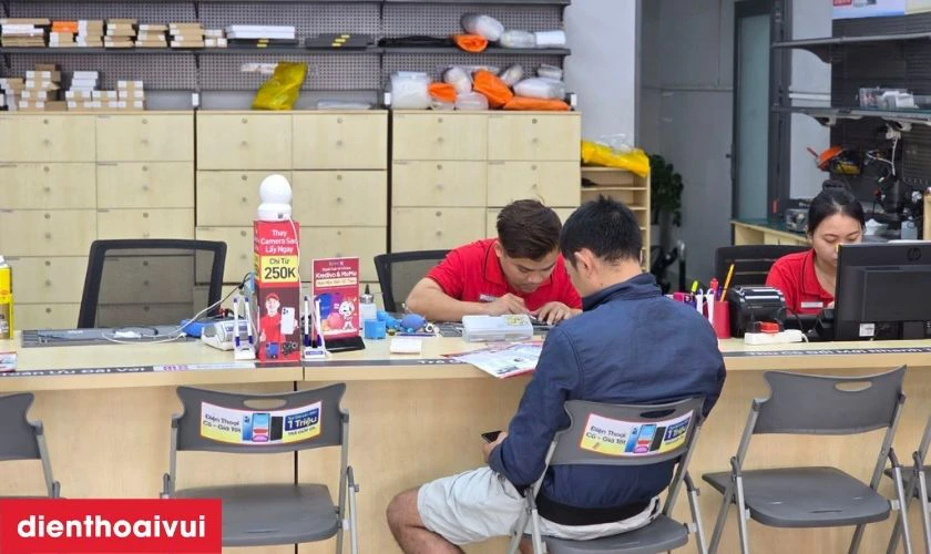 Kỹ thuật viên sẽ tiếp nhận thiết bị, kiểm tra tình trạng máy