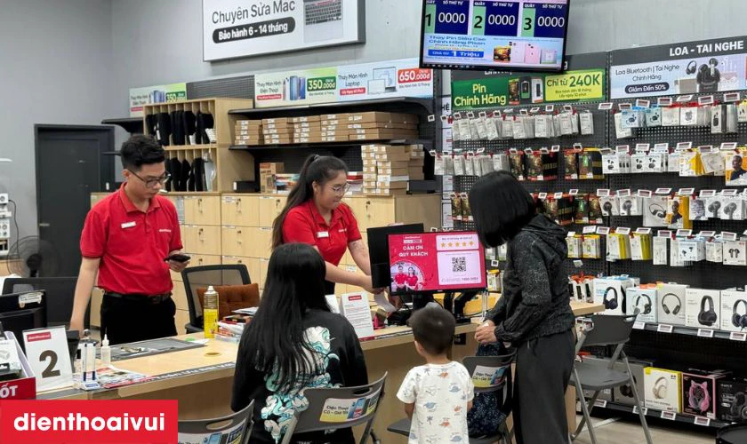 Giao máy lại cho khách kiểm tra lại