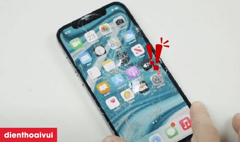 Nứt, vỡ, trầy xước là dấu hiệu cần thay màn hình mới