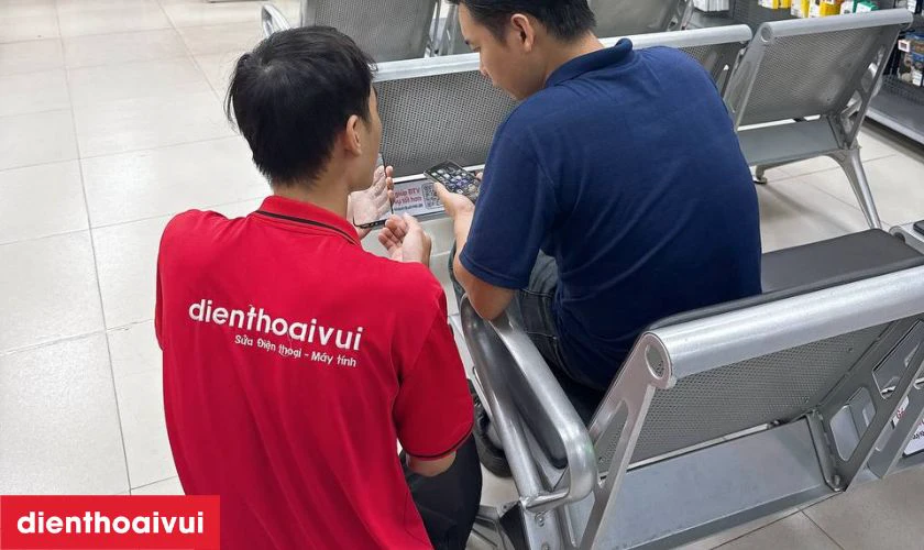 Khách hàng nhận máy, kiểm tra màn hình lại một lần nữa