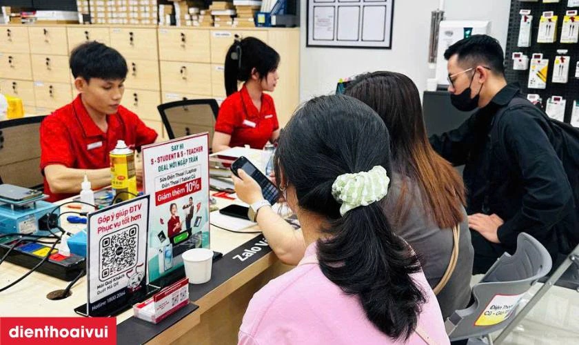 Bàn giao điện thoại và thanh toán phí