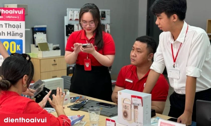 Nh&acirc;n vi&ecirc;n gửi m&aacute;y sau thay m&agrave;n lại cho kh&aacute;ch h&agrave;ng kiểm tra