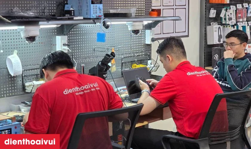 Dịch vụ thay m&agrave;n h&igrave;nh iPhone 16 Pro Max ch&iacute;nh h&atilde;ng GENA loại Ultra lấy liền tại Điện Thoại Vui