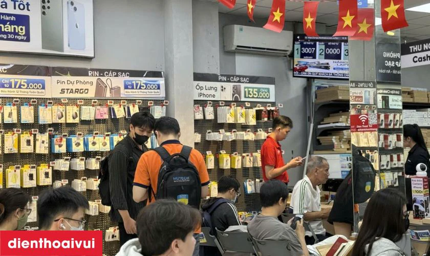 Dịch vụ thay m&agrave;n h&igrave;nh iPhone 17 Pro Max lấy liền tại Điện Thoại Vui