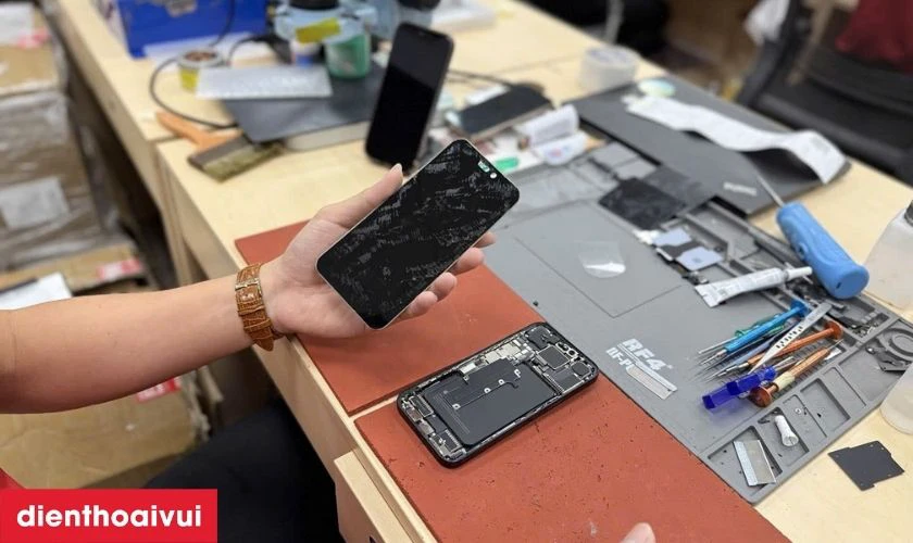 Sau khi thay xong, kỹ thuật vi&ecirc;n kiểm tra lại to&agrave;n bộ chức năng