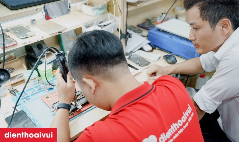 Kỹ thuật viên sử dụng công cụ chuyên dụng để tháo máy