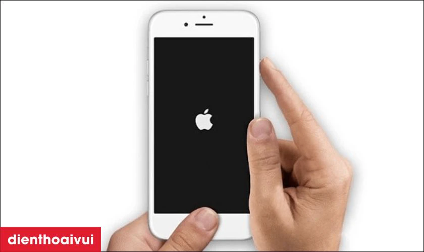 Tiếp tục giữ khoảng 10 giây cho đến khi logo Apple xuất hiện trên màn hình