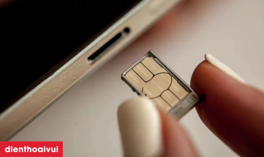 Lấy SIM ra, lau sạch nhẹ bằng khăn mềm, khô