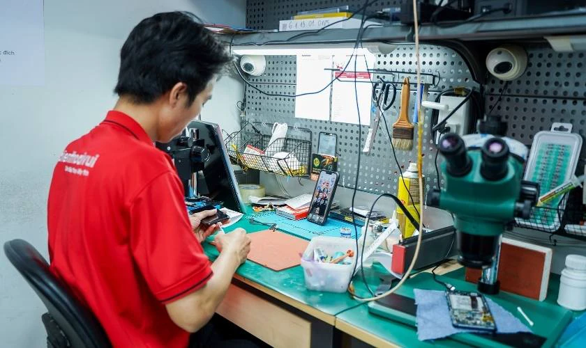 Kỹ thuật viên giàu kinh nghiệm sửa chữa các dòng iPhone