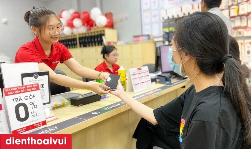 Tại sao nên thay màn hình iPhone tại Điện Thoại Vui quận Tân Bình?
