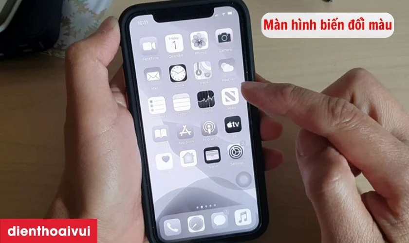 Màn hình iPhone bị tối đen