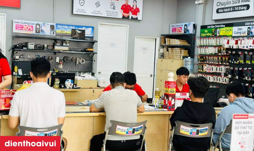 Khách hàng nhận máy và kiểm tra lại lần nữa
