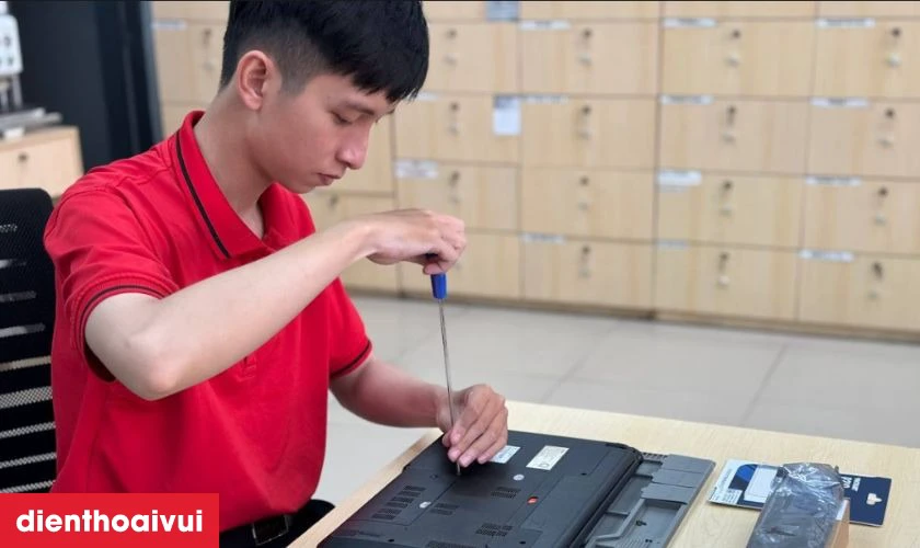 Quy tr&igrave;nh thay m&agrave;n h&igrave;nh laptop Acer Aspire E5-523 lấy liền tại Điện Thoại Vui