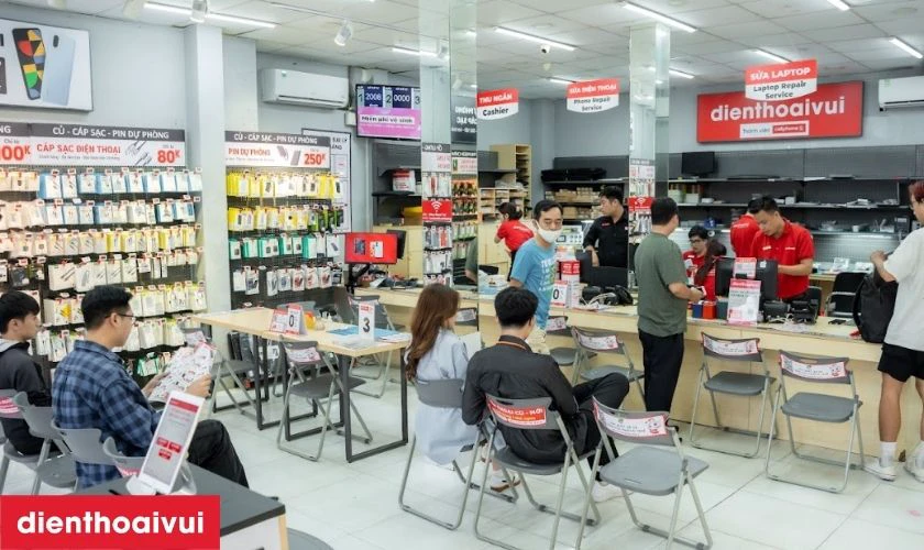 Nh&acirc;n vi&ecirc;n tiến h&agrave;nh b&agrave;n giao laptop cho kh&aacute;ch để kiểm tra trực tiếp