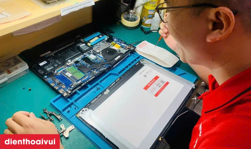 Sau khi kh&aacute;ch h&agrave;ng đồng &yacute;, kỹ thuật vi&ecirc;n sẽ thay m&agrave;n h&igrave;nh laptop