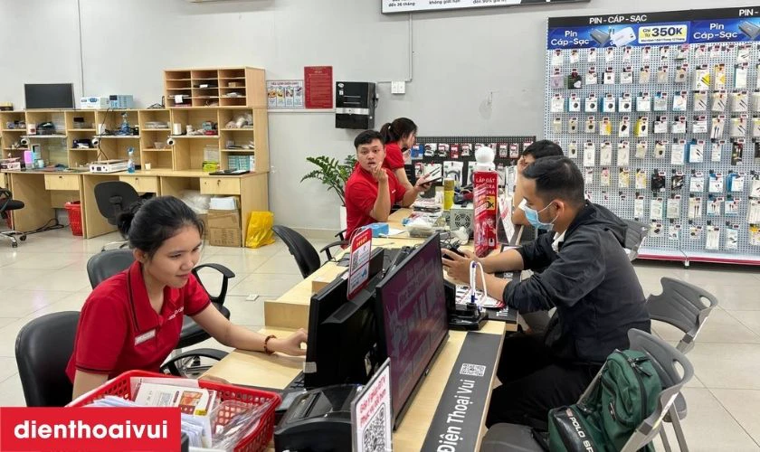 Nh&acirc;n vi&ecirc;n gửi m&aacute;y lại cho kh&aacute;ch h&agrave;ng kiểm tra lại m&aacute;y trực tiếp tại cửa h&agrave;ng