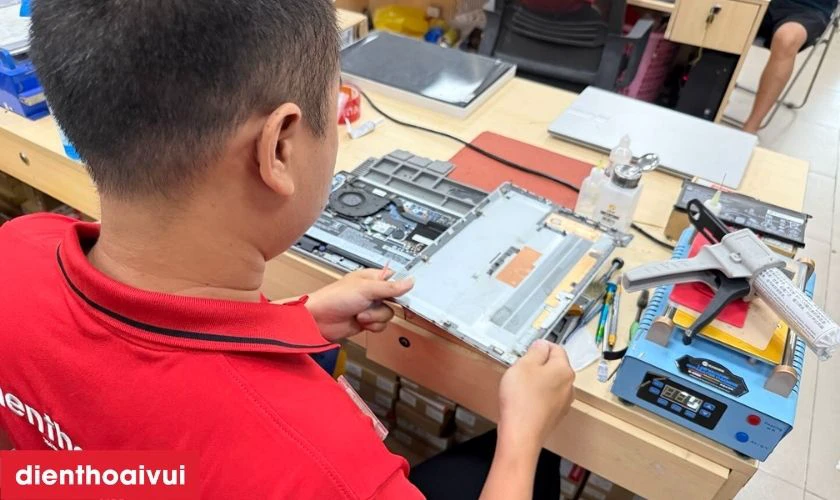 Quy tr&igrave;nh thay m&agrave;n h&igrave;nh laptop Asus VivoBook S400 lấy liền tại Điện Thoại Vui