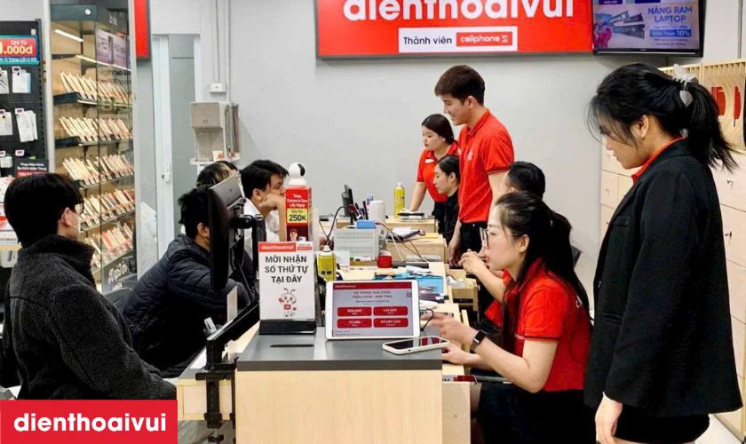 Nh&acirc;n vi&ecirc;n tiếp nhận laptop cần thay m&agrave;n h&igrave;nh