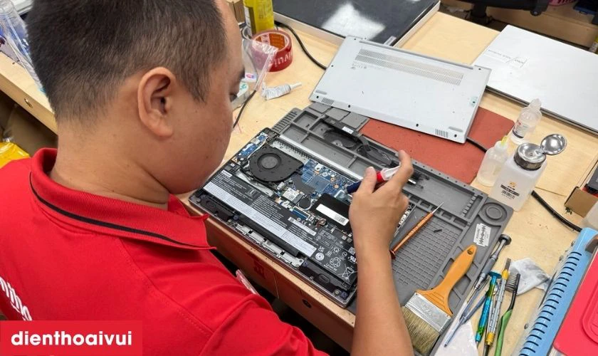 Quy tr&igrave;nh thay m&agrave;n h&igrave;nh laptop Asus VivoBook X775 gi&aacute; tốt, lấy liền tại Điện Thoại Vui