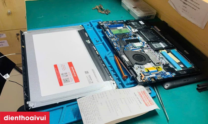 Sau khi thay xong, m&aacute;y được kiểm tra lại m&agrave;n h&igrave;nh v&agrave; c&aacute;c chức năng li&ecirc;n quan