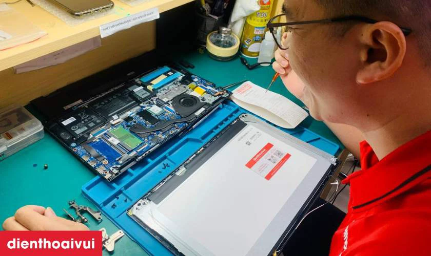 C&aacute;c bước thay m&agrave;n h&igrave;nh Dell Alienware M15 R1 chuy&ecirc;n nghiệp tại Điện Thoại Vui