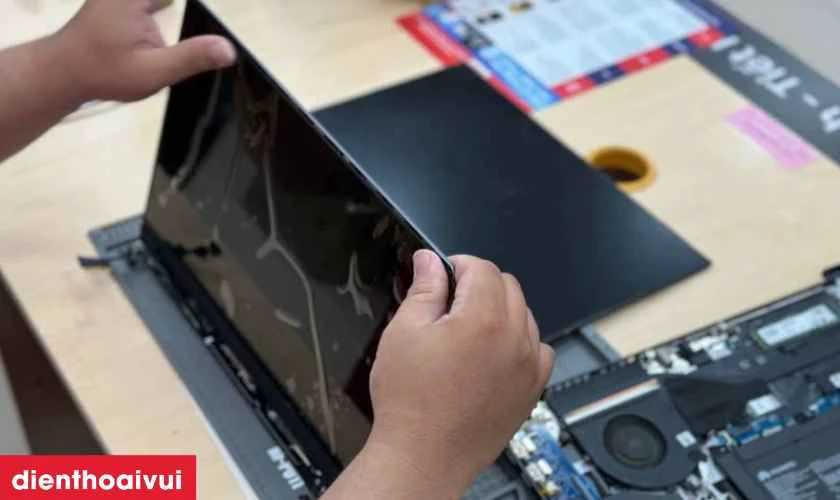 Quy trình thay màn hình laptop Dell Inspiron 13 5379 2-IN-1 chuyên nghiệp tại Điện Thoại Vui