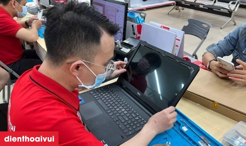 Kỹ thuật viên test màn hình trước khi lắp ráp hoàn thiện và bàn giao cho khách hàng