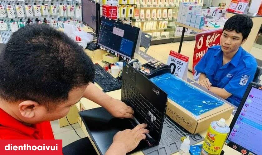 Tiến hành thay màn hình laptop Dell Inspiron 14 3467 mới cho khách hàng