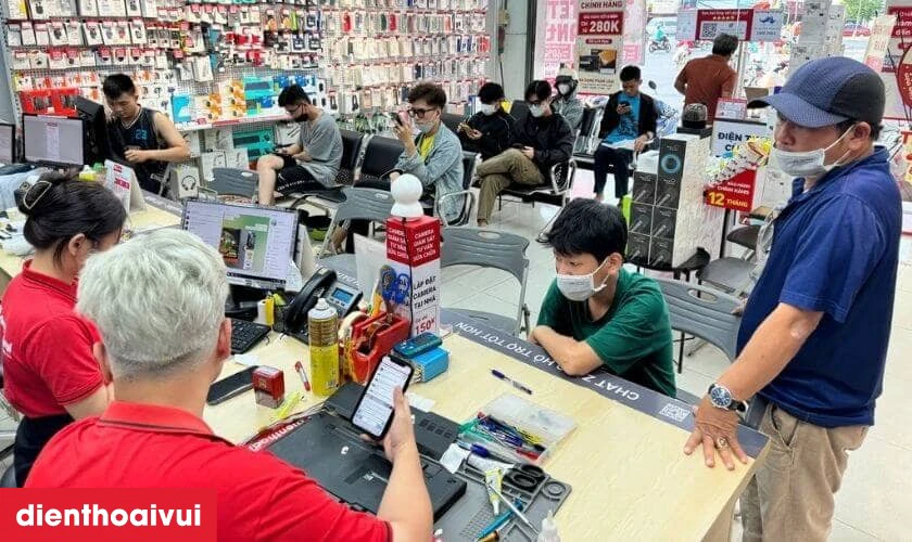 Thanh toán và nhận máy ngay tại quầy với sự hỗ trợ của nhân viên cửa hàng
