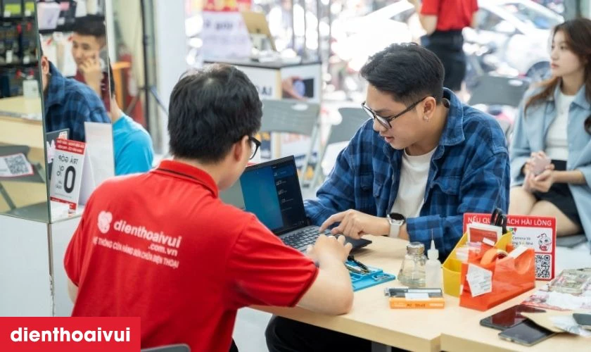Kiểm tra màn hình trước khi lắp ráp hoàn thiện và bàn giao cho khách hàng