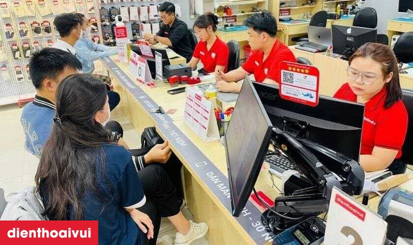 Khách hàng nhận máy và thanh toán nhanh tại quầy