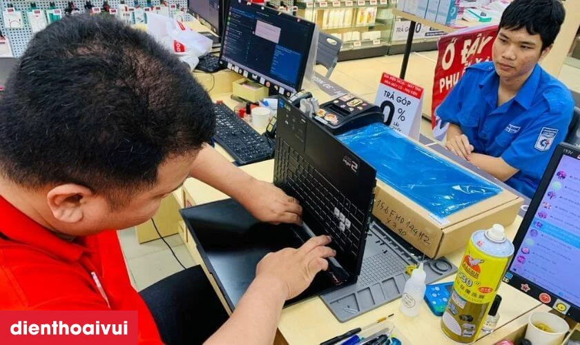 Kỹ thuật viên tiếp nhận và kiểm tra màn hình laptop của khách hàng