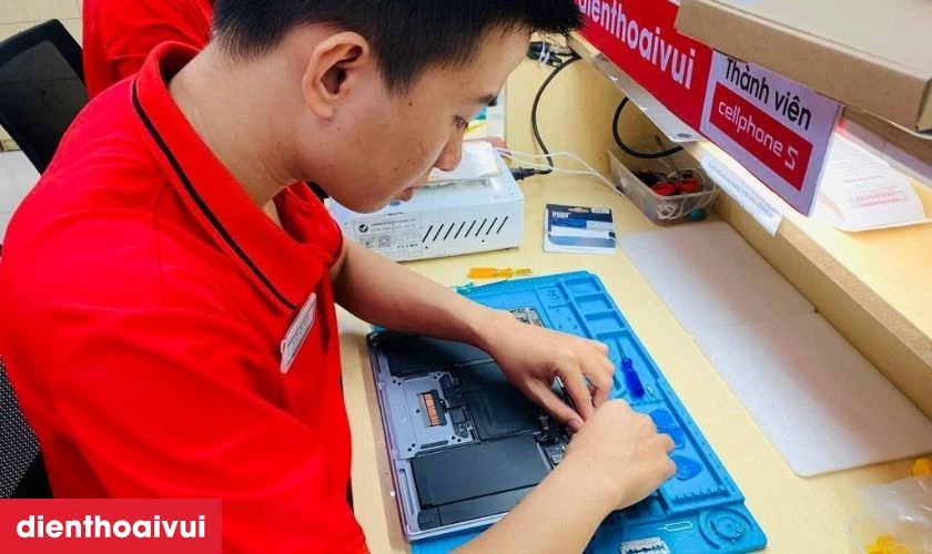 Kỹ thuật viên tiến hành thay màn hình laptop Dell Inspiron 14 3493 mới cho khách