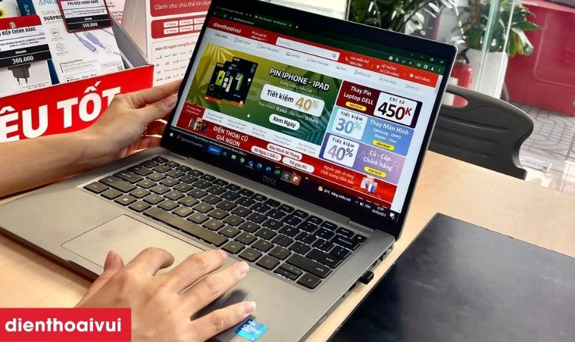 Kỹ thuật viên kiểm tra tình trạng màn hình laptop Dell