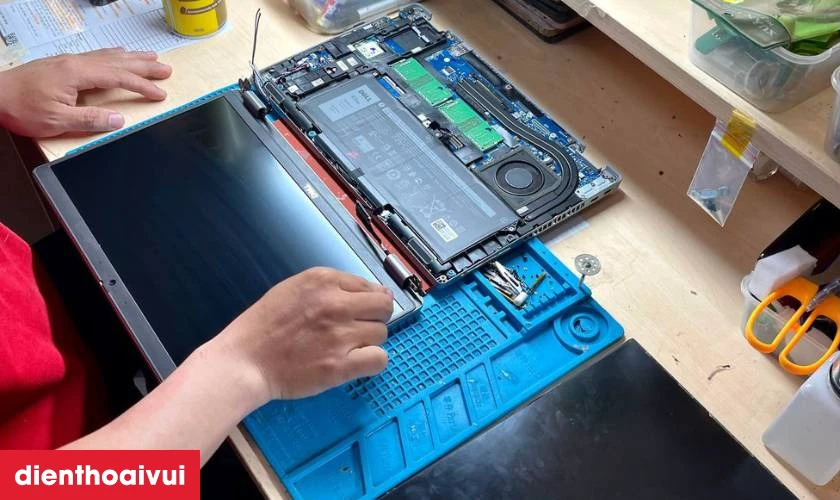 Dấu hiệu cần thay màn hình laptop Dell Inspiron 15 7590